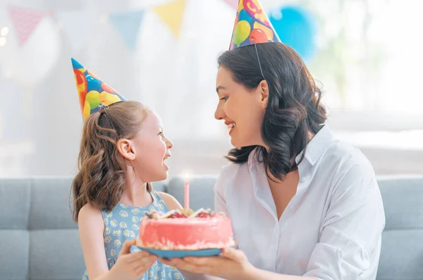 Miúdo Está Apagar Velas Bolo Mãe Filha Estão Comemorando Aniversário — Fotografia de Stock