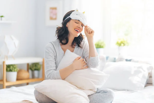 Bella Giovane Donna Sta Svegliando Camera Letto Casa — Foto Stock