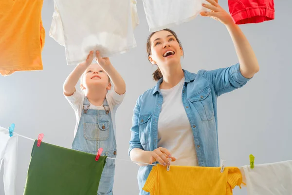 Schöne Junge Frau Und Kleine Helferin Haben Spaß Und Lächeln — Stockfoto