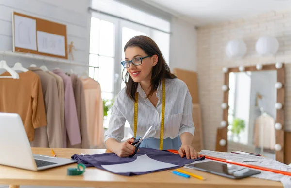 Femme Travaille Atelier Concept Petite Entreprise — Photo