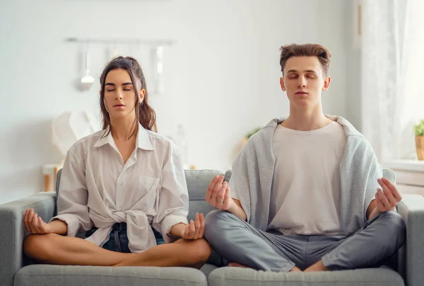 Portrait Young Couple Meditating Home — Stock Photo, Image
