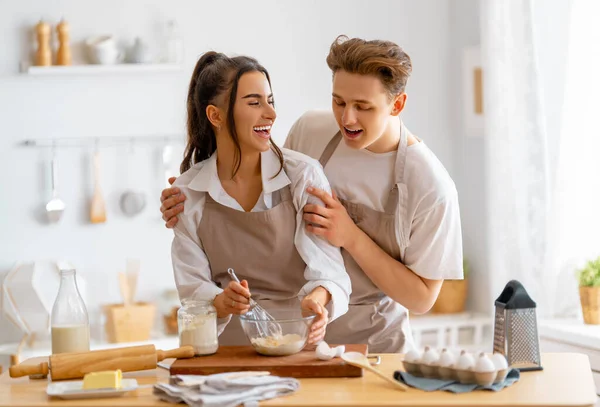 幸せな愛情のカップルは台所でペストリーを準備しています — ストック写真