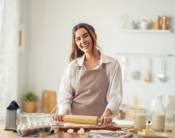 Une Femme Heureuse Prépare Une Boulangerie Fille Cuisine Des Biscuits — Photo