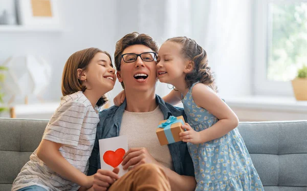 Las Hijas Los Niños Están Felicitando Padre Dándole Una Postal —  Fotos de Stock