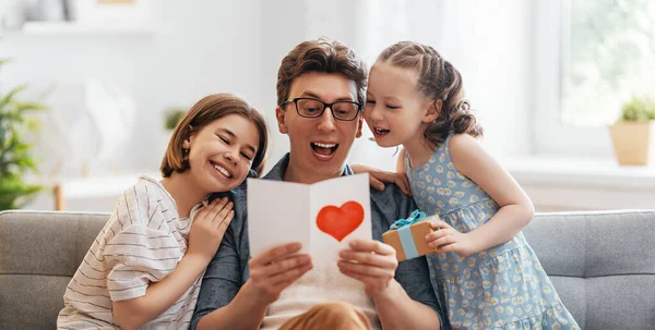 Çocuklar Babalarını Tebrik Ediyor Ona Kartpostal Veriyorlar Baba Kızlar Gülümsüyor — Stok fotoğraf