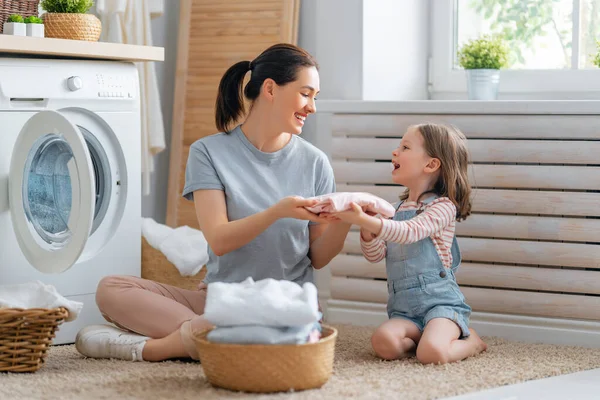 Mooie Jonge Vrouw Kind Meisje Kleine Helper Hebben Plezier Glimlachen — Stockfoto