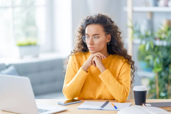 Konzentrierte Junge Geschäftsfrau Die Online Studiert Webinar Podcast Laptop Anschaut — Stockfoto