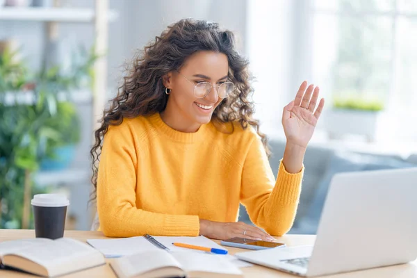 Skupiona Młoda Bizneswoman Studiuje Online Ogląda Webinarium Podcast Laptopie Robi — Zdjęcie stockowe