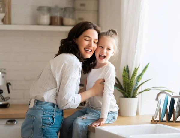 Guten Tag Mutter Und Tochter Spielen Lächeln Und Umarmen Sich — Stockfoto