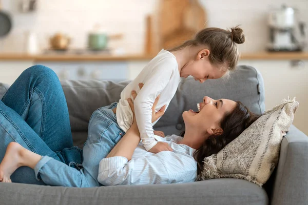 Feliz Dia Mamãe Sua Filha Criança Menina Estão Brincando Sorrindo — Fotografia de Stock