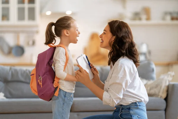 Glückliche Familie Bereitet Sich Auf Die Schule Vor Kleines Mädchen — Stockfoto