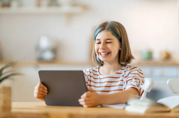 Torniamo Scuola Bambino Felice Seduto Alla Scrivania Ragazza Che Compiti — Foto Stock