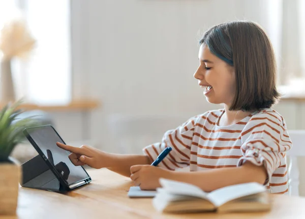 Zurück Zur Schule Glückliches Kind Sitzt Schreibtisch Mädchen Bei Hausaufgaben — Stockfoto