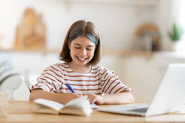 Zurück Zur Schule Glückliches Kind Sitzt Schreibtisch Mädchen Bei Hausaufgaben — Stockfoto