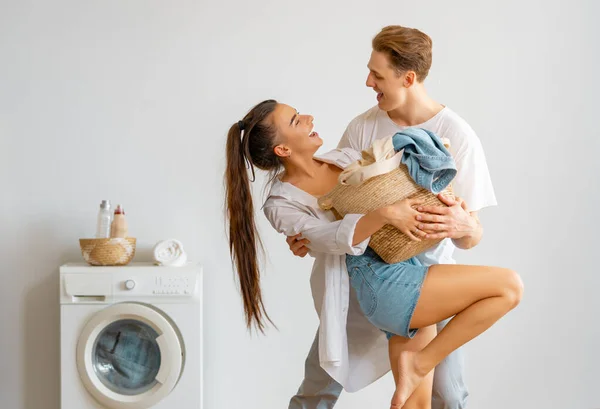 Güzel Genç Çift Evde Çamaşır Yıkarken Gülümsüyor — Stok fotoğraf
