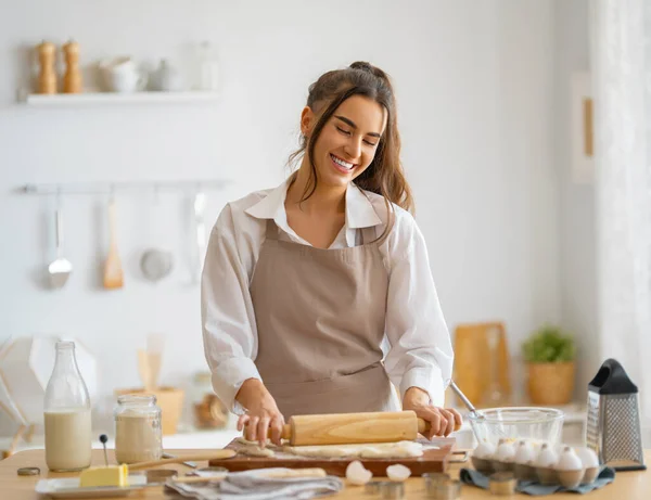 Mulher Feliz Está Preparar Padaria Rapariga Está Cozinhar Bolachas Cozinha — Fotografia de Stock