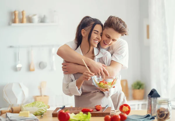 Здоровое Питание Дома Счастливая Любящая Пара Готовит Правильную Еду Кухне — стоковое фото