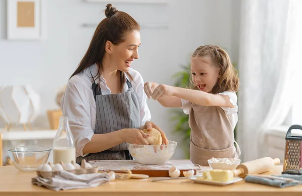 Feliz Família Amorosa Estão Preparando Padaria Juntos Mãe Filha Menina — Fotografia de Stock