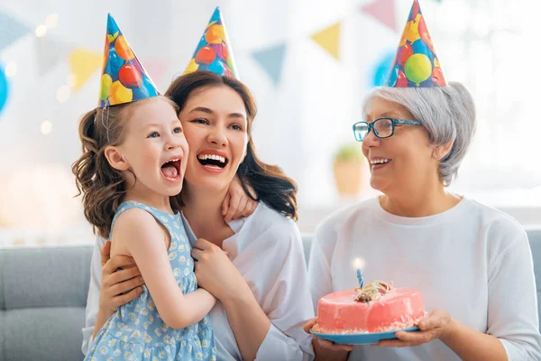 Miúdo Está Apagar Velas Bolo Avó Mãe Filha Estão Comemorando — Fotografia de Stock