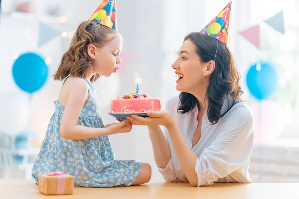 Das Kind Bläst Die Kerzen Auf Der Torte Aus Mutter — Stockfoto
