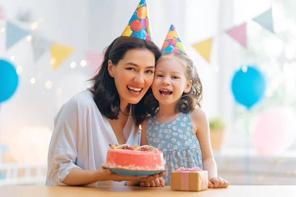 Gamin Souffle Les Bougies Sur Gâteau Mère Fille Fêtent Leur — Photo