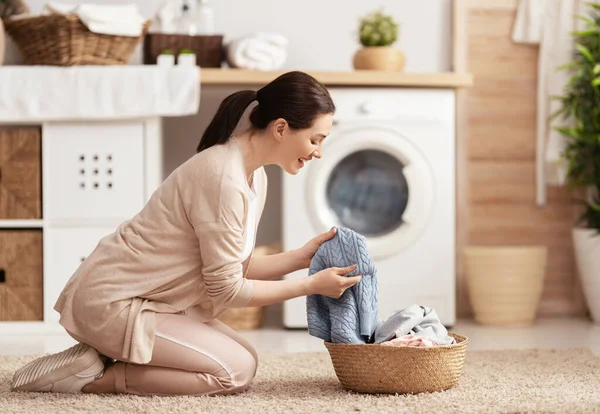 Mooie Jonge Vrouw Glimlachen Terwijl Het Doen Van Wasgoed Thuis — Stockfoto