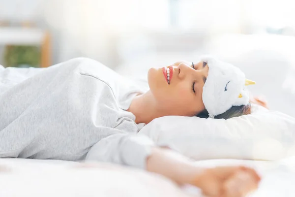 Belle Jeune Femme Réveille Dans Chambre Coucher Maison — Photo