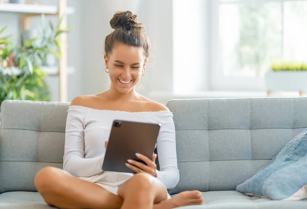 Jovem Mulher Está Usando Tablet Menina Engraçada Divertindo Ficar Casa — Fotografia de Stock