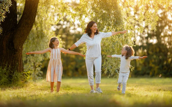Glückliche Familie Bei Sonnenuntergang Mutter Und Kinder Rennen Haben Spaß — Stockfoto