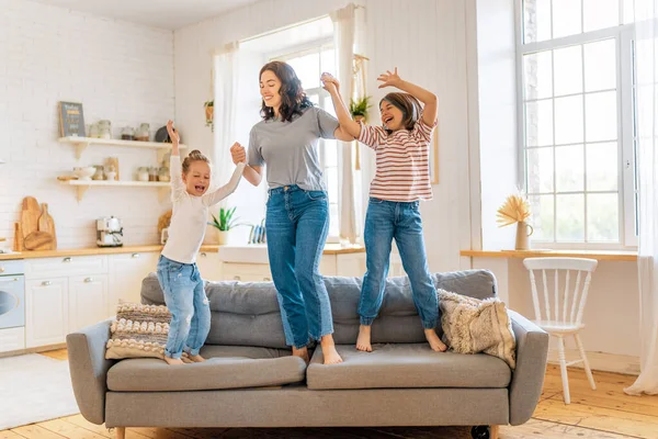 Kindermädchen Und Ihre Mutter Genießen Den Sonnigen Morgen Und Springen — Stockfoto