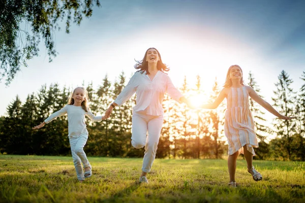 Gelukkige Familie Bij Zonsondergang Moeder Kinderen Rennen Hebben Plezier Genieten — Stockfoto