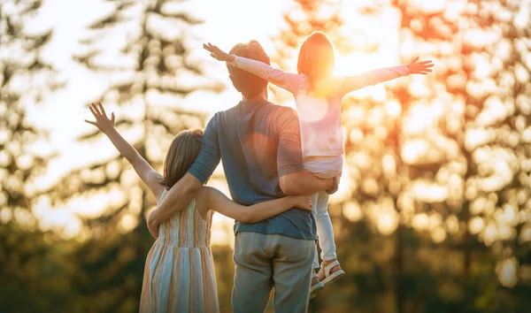 Lycklig Familj Vid Solnedgången Far Och Barn Springer Har Roligt — Stockfoto