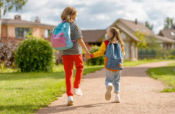 Schüler Die Zur Schule Gehen Mädchen Mit Rucksäcken Freien Unterrichtsbeginn — Stockfoto