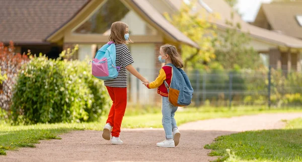 Schüler Die Zur Schule Gehen Mädchen Mit Rucksäcken Freien Unterrichtsbeginn — Stockfoto