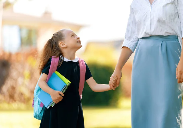 Padres Alumnos Primaria Van Mano Mujer Niña Con Mochila Detrás — Foto de Stock