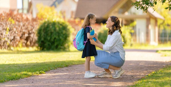 Padres Alumnos Primaria Van Mano Mujer Niña Con Mochila Detrás — Foto de Stock