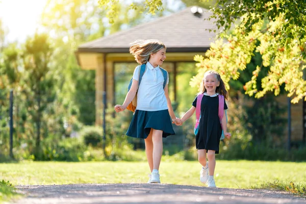 小学校の生徒 バックパック付きの女の子屋外 レッスン開始 秋の初日 — ストック写真