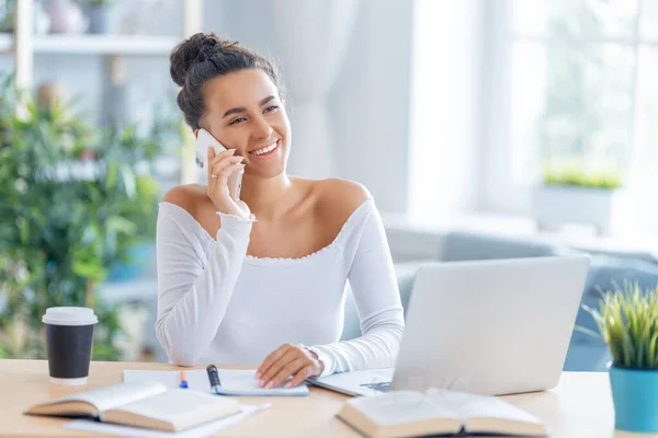 Skupiona Młoda Bizneswoman Studiuje Online Ogląda Webinarium Podcast Laptopie Robi — Zdjęcie stockowe