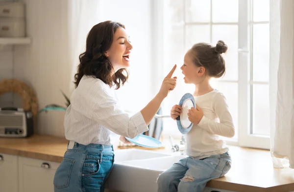 Bonne Journée Maman Fille Enfant Fille Jouent Souriant Dans Cuisine — Photo