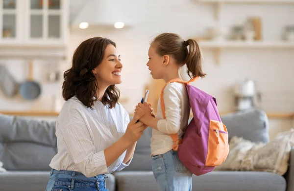 Família Feliz Preparando Para Escola Menina Com Mãe — Fotografia de Stock