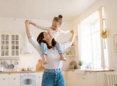 Anne ve kızı oynuyorlar. Aile tatili ve birliktelik.