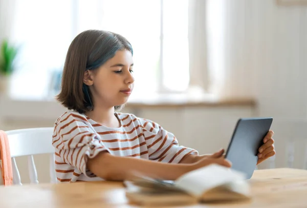 Retourne École Enfant Est Assis Bureau Fille Faisant Des Devoirs — Photo