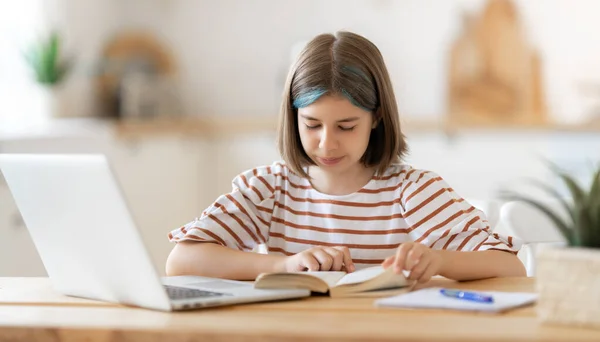 Zurück Zur Schule Glückliches Kind Sitzt Schreibtisch Mädchen Bei Hausaufgaben — Stockfoto