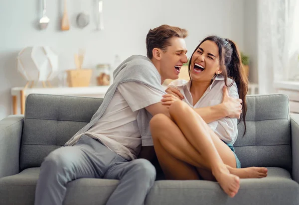 Retrato Pareja Joven Alegre Divirtiéndose Abrazándose Casa —  Fotos de Stock