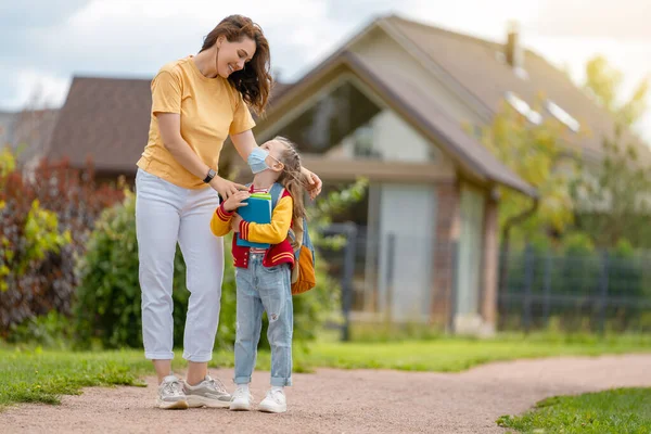 Eltern Und Schüler Der Grundschule Gehen Hand Hand Frau Und — Stockfoto