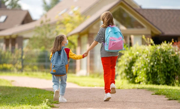 Les Élèves Vont École Les Filles Avec Des Sacs Dos — Photo