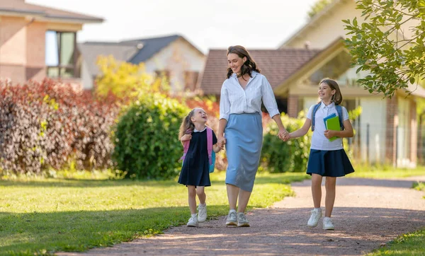 Eltern Und Grundschüler Gehen Hand Hand Frauen Und Mädchen Mit — Stockfoto