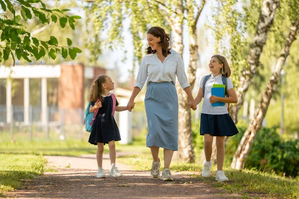 Eltern Und Grundschüler Gehen Hand Hand Frauen Und Mädchen Mit — Stockfoto