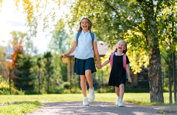 Schüler Der Grundschule Mädchen Mit Rucksäcken Freien Beginn Des Unterrichts — Stockfoto