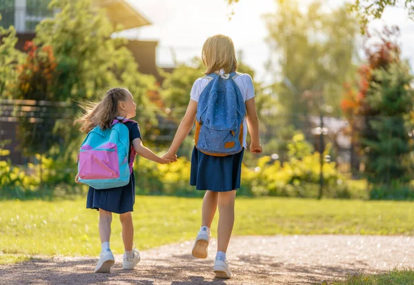 Alunos Escola Primária Meninas Com Mochilas Livre Início Das Lições — Fotografia de Stock